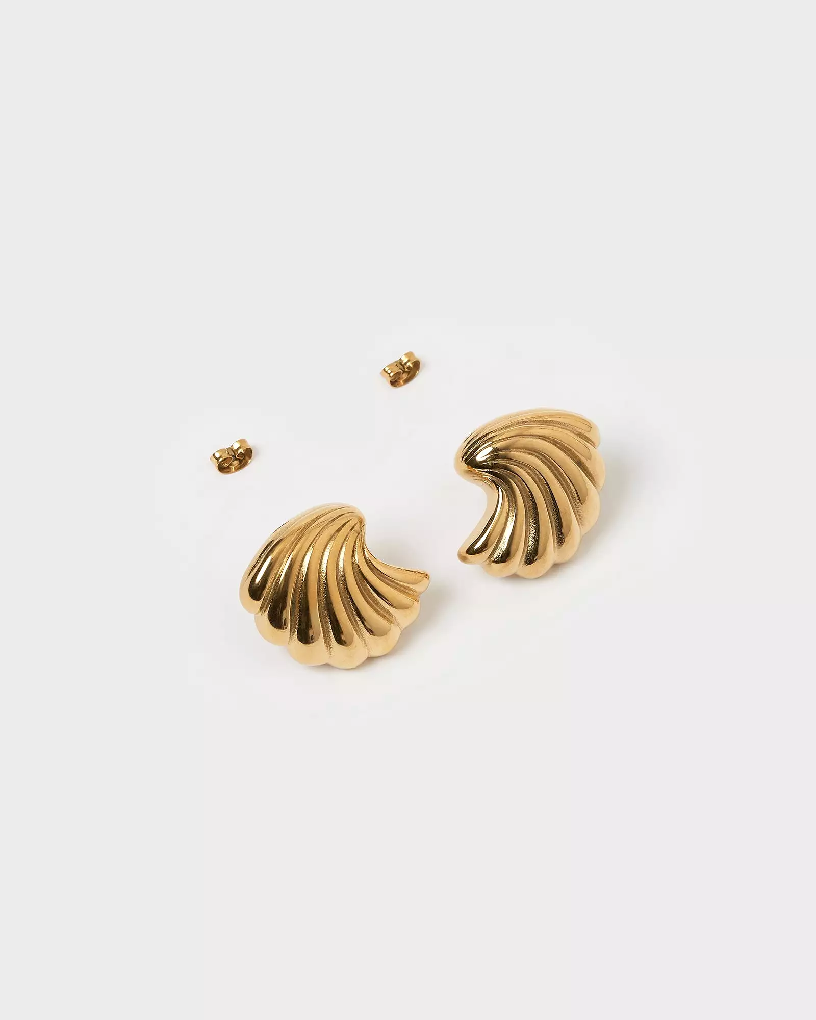 Izoa Shelly Stud Earrings Gold