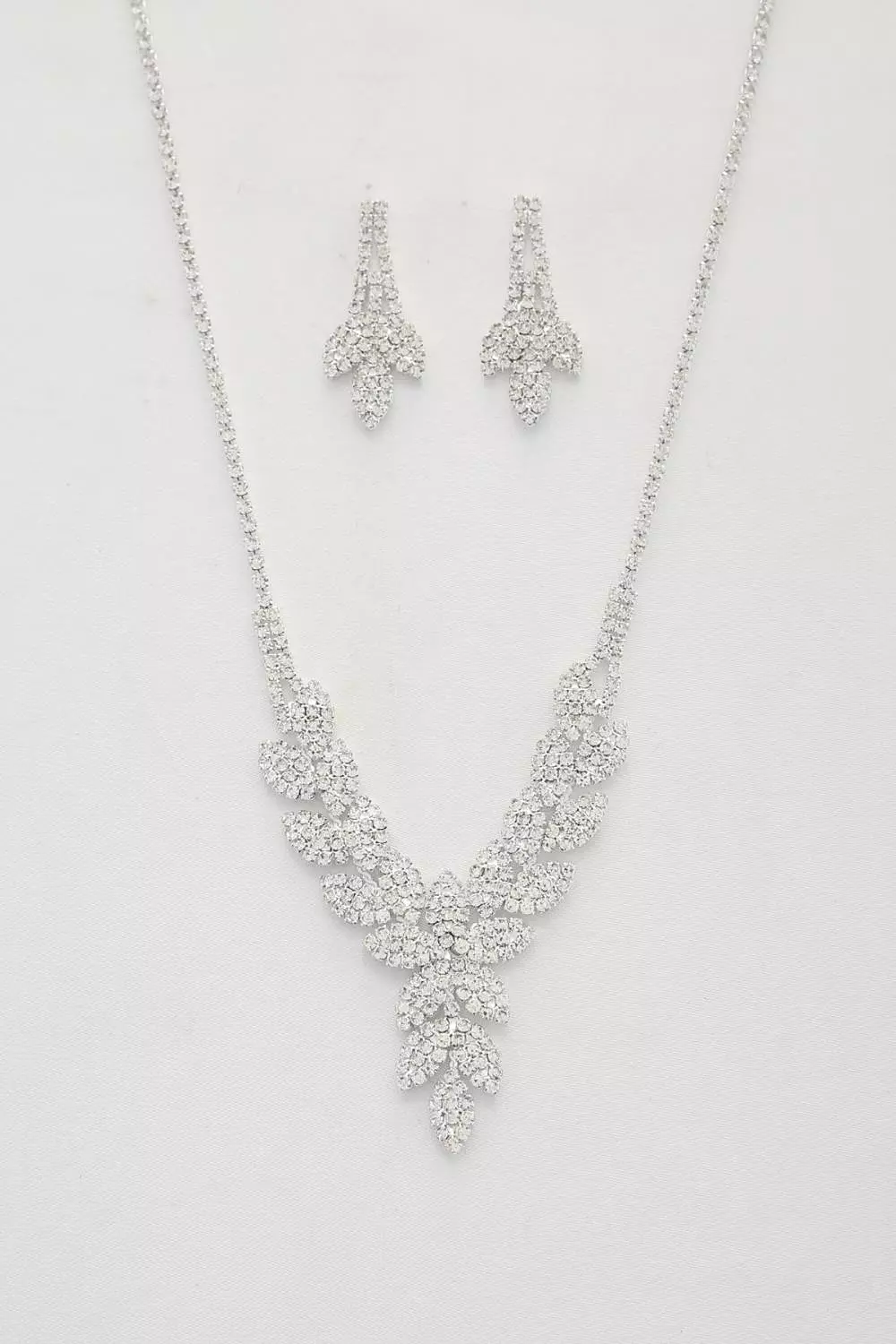 Leaf Pattern Crystal Necklace