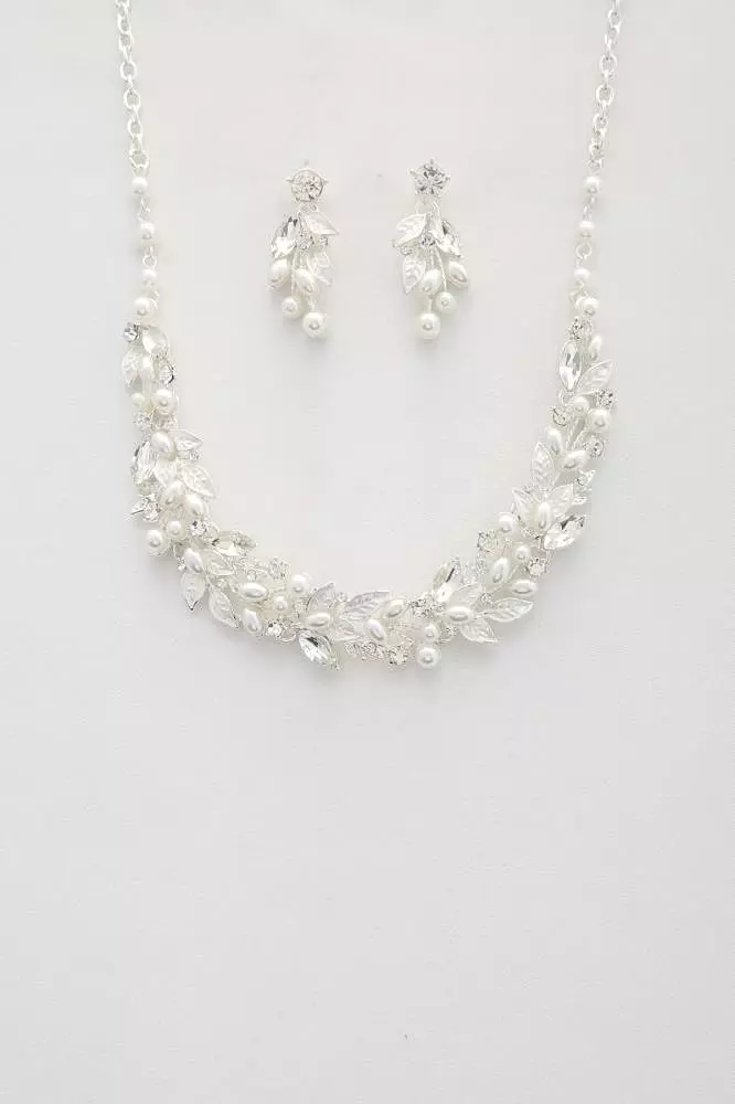 Leaf Pattern Pearl Crystal Necklace